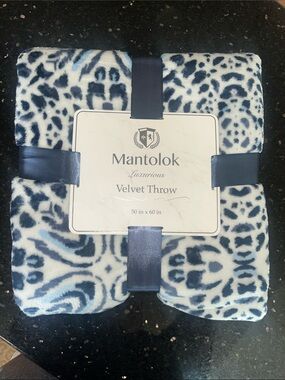 Mantolok Blue & White Velvet Throw 50x60”
